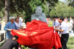 赵树理纪念雕像：一位文学巨匠的永恒颂歌