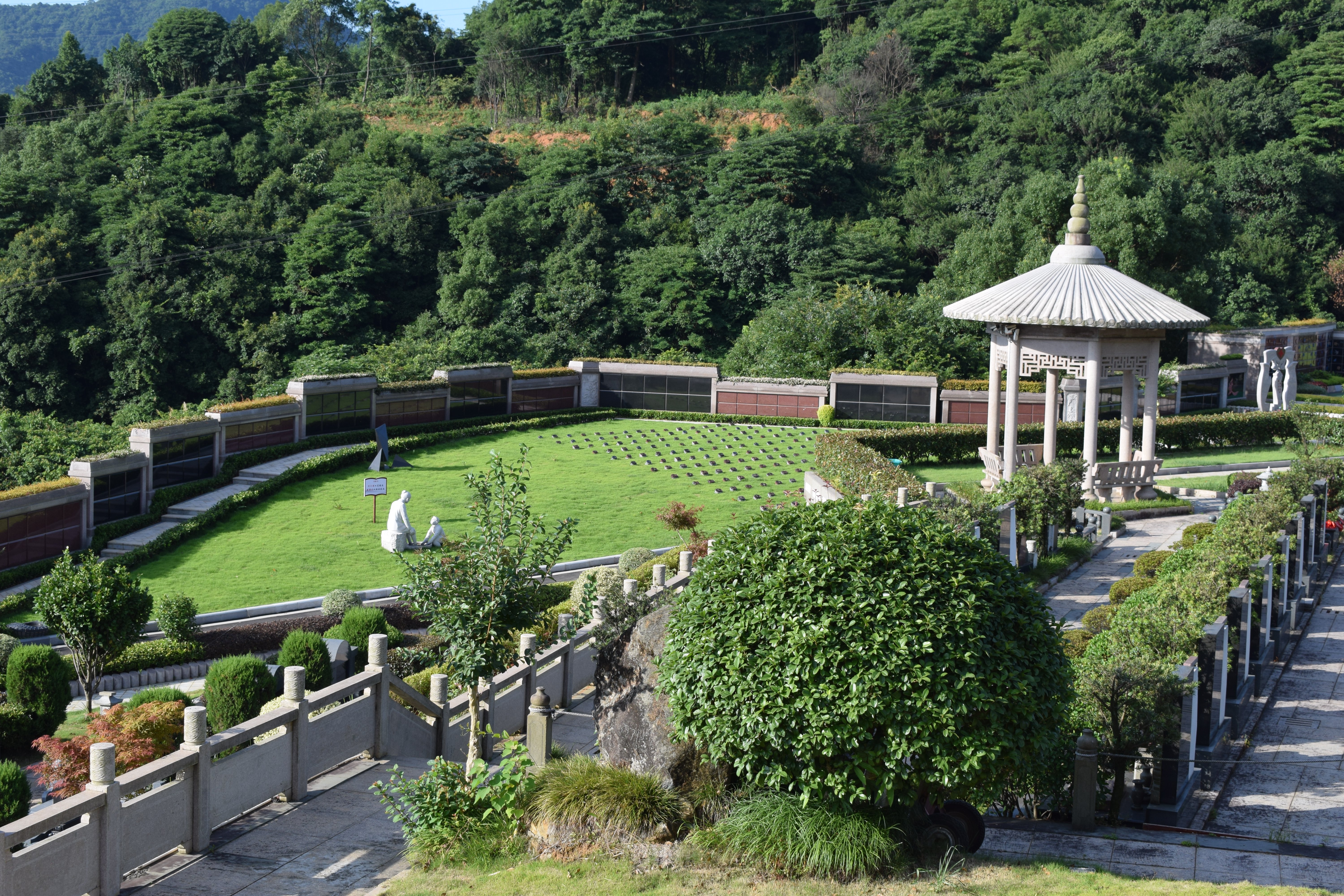 亿万先生引领公墓行业转型升级，创新实践获社会广泛认可