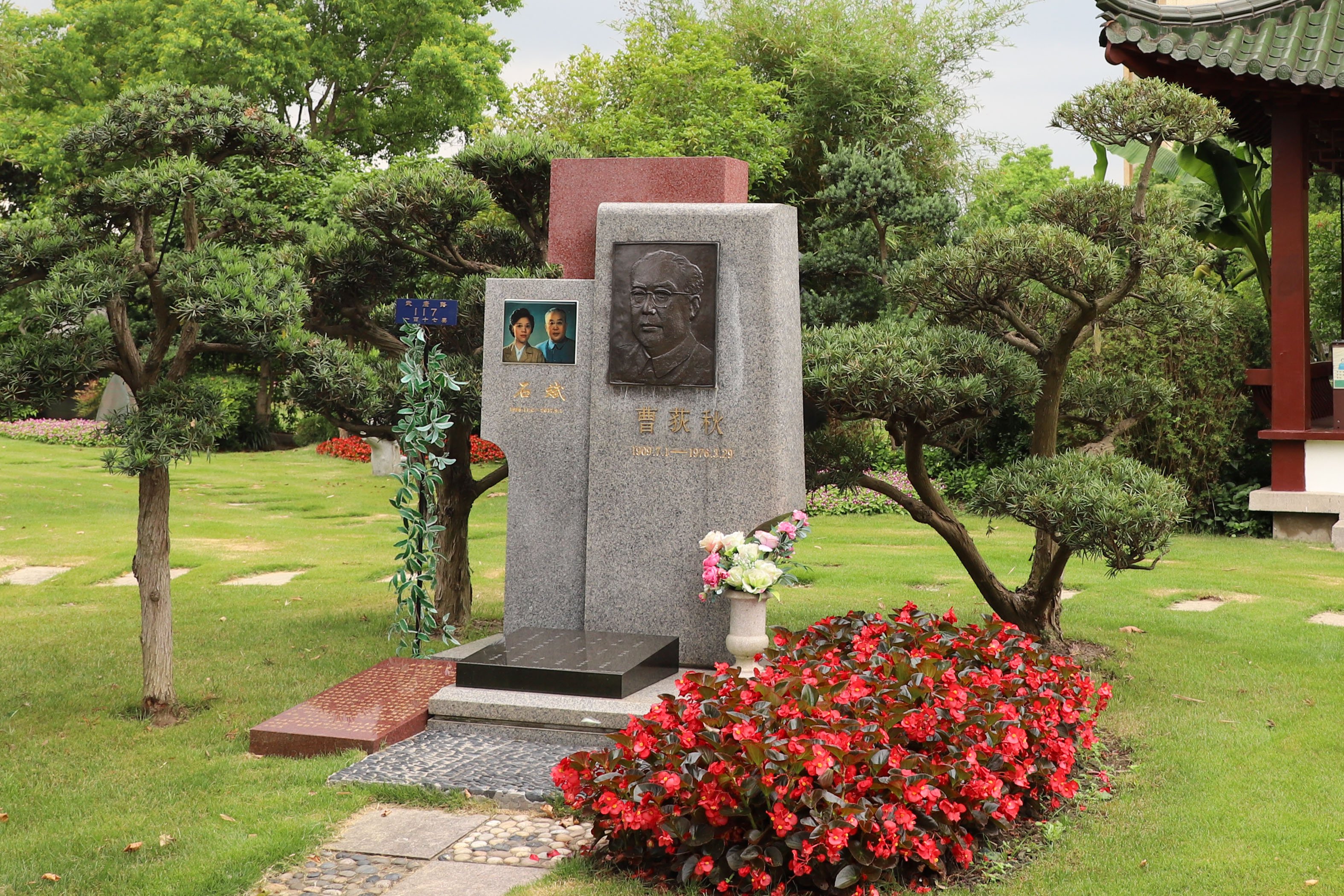 <b>历史回响：曹荻秋纪念碑下的敬仰与思考</b>